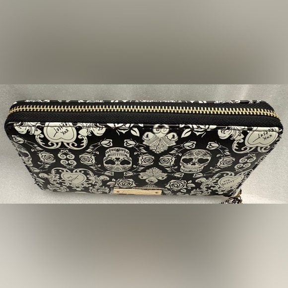 Betsey Johnson NWT Skull Rose Zip-Around Wristlet Wallet Black White - Picture 7 of 13